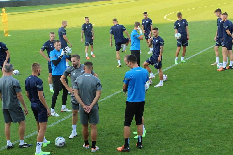 Fotbalisté Slovácka se ve středu večer pod dohledem trenéra Martina Svědíka připravovali na první, čtvrteční domácí zápas předkola Konferenční ligy s AIK Stockholm.