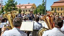 Pod sochami světců se v den národní pouti uskutečnil koncert Hudby Hradní stráže a Policie ČR.