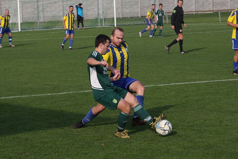 Fotbalisté Nivnice (zelené dresy) v 10. kole krajské I. A třídy skupiny B doma zdolali Buchlovice 2:0.