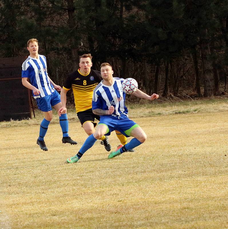 Fotbalisté Ostrožské Lhoty (žlutočerné dresy) ve čtvrtfinále Poháru OFS Uherské Hradiště podlehli Hluku B 1:2.