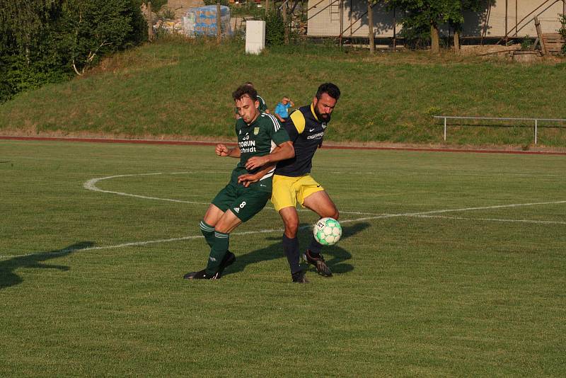 Fotbalisté Prakšic (modrožluté dresy) v I. kole krajského poháru Zlínska podlehli favorizované Nivnici 0:3.