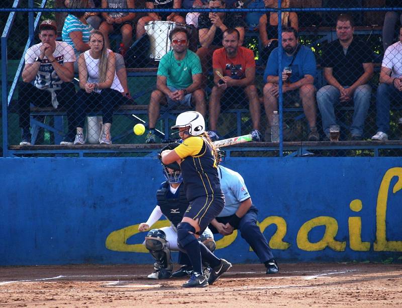 Softbalistky Snails Kunovice (v modrožlutém) nestačily na Ledenice, v semifinále jim podlehly 0:3 na zápasy.