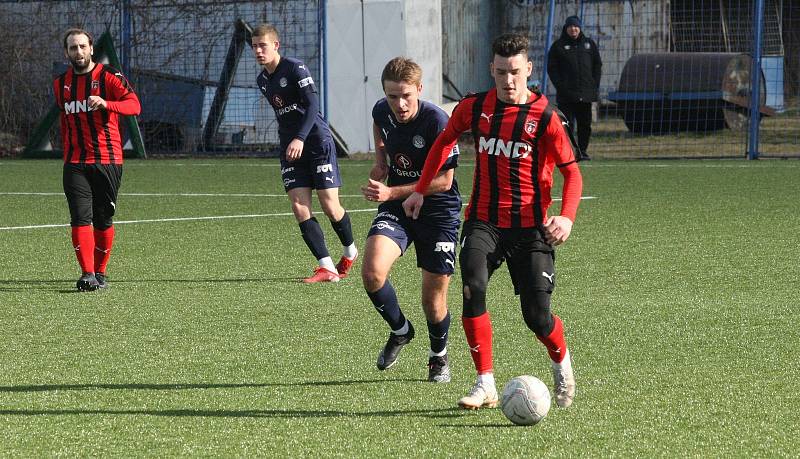 Fotbalisté Slovácka B (modré dresy) v přípravném zápase porazili divizní Hodonín 2:0. Oba góly vstřelil Pavel Juroška.