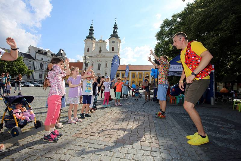 Magic festival 2018 v Uherském Hradišti. Kouzelné náměstí na Masarykově náměstí. Kouzelník Mišuge a Maxi  (vlevo)