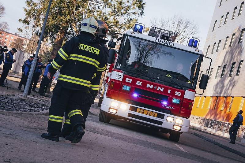 Houkání sirén hasičských i policejních vozidel se ve čtvrtek ráno rozléhalo areálem Uherskohradišťské nemocnice i jeho okolím. Naštěstí šlo o součást předem plánovaného společného cvičení složek Integrovaného záchranného systému Zlínského kraje.