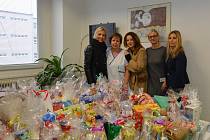 Plný stůl dárků přivezli ve čtvrtek 20. prosince na Oddělení následné péče Uherskohradišťské nemocnice zástupci občanského sdružení Korunka Luhačovice.