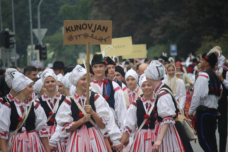 Slavnostní průvod počítal s více než třemi tisíci krojovanými. Ty neodradila ani nepříznivá předpověď počasí.