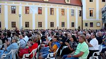 KONCERT. V průběhu Večera lidí dobré vůle vládla na západním nádvoří před velehradskou bazilikou nádherná, upřímná a pravdivá atmosféra.