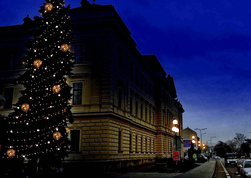 Vánoční čas obyvatelům a návštěvníkům Uh. Hradiště mají vyšperkovat nově osvětlená náměstí včetně desítek domů, kašny na Mariánském náměstí i vánoční výzdoba okrajových částí města.