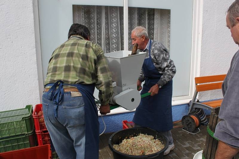 PŘEMĚNA JABLEK. Zahrádkáři se postarali o ukázku drcení jablek i presování