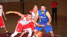 Basketbalisté TJ Spartak Uherský Brod (v bíločerveném) porazili Holice 83:66.