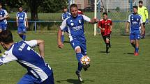 Fotbalisté Babic (červené dresy) ve 25. kole okresního přeboru Uherskohradišťska zdolali předposlední Březolupy 2:0.