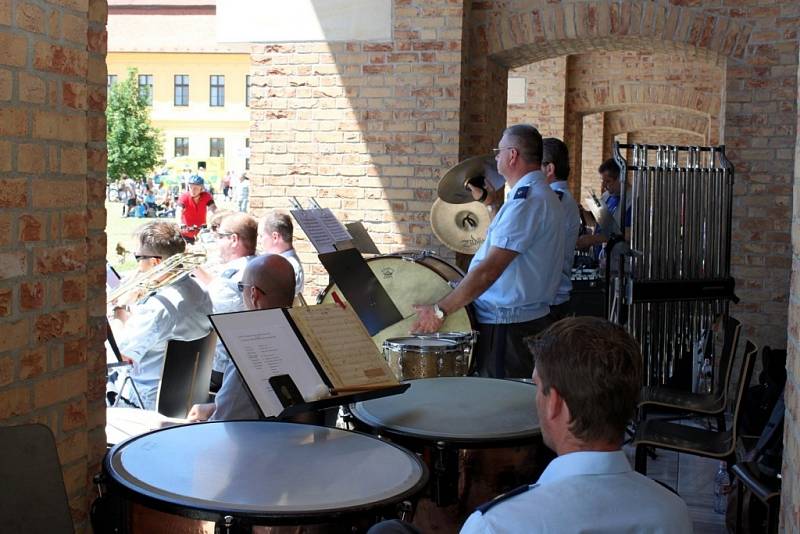 Pod sochami světců se v den národní pouti uskutečnil koncert Hudby Hradní stráže a Policie ČR.