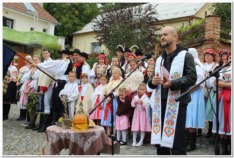 Hroznové bobule, víno, burčák, koláčky i kulturní program zaujaly na Modré milovníky vína i folkloru.