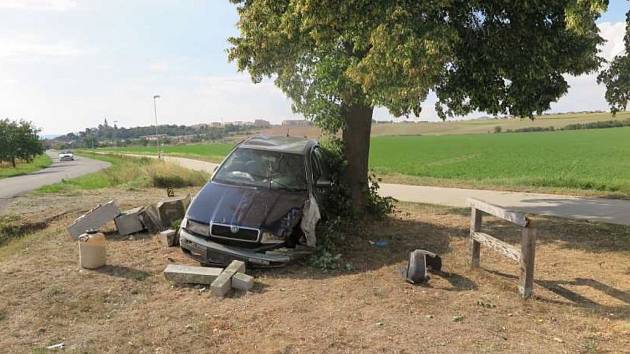 Nehoda v Uherském Hradišti - úterý 16. 8. 2022 - náraz do pomníku