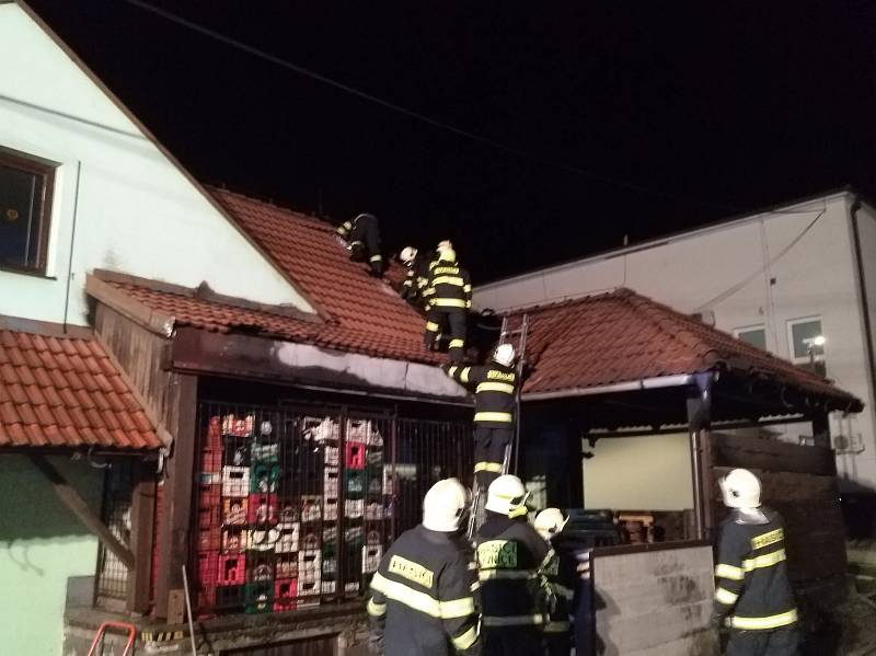 V Nivnici v noci z pátku 7. září na sobotu skupinka čtyř mladistvých zapalovala popelnice.