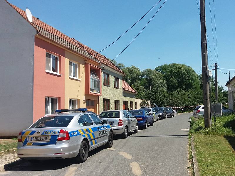 Divoká jízda muže, pronásledovaného dvěma policejními vozy, skončila v Ostrožské Lhotě ve slepé ulici zvané Pastúšky.