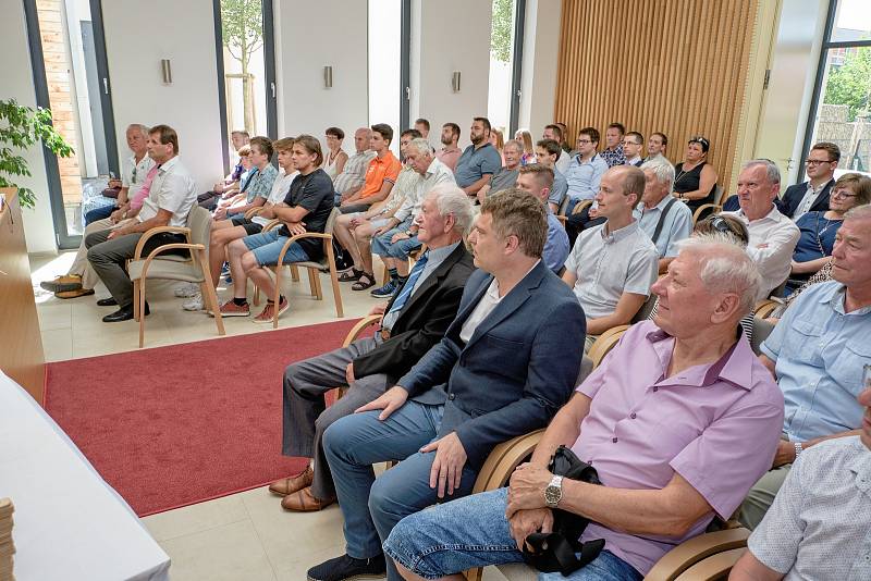 Stolní tenisté Ostrožské Nové Vsi oslavili šedesáté výročí založené i na radnici, kde je přijala starostka Jaroslava Bedřichová.