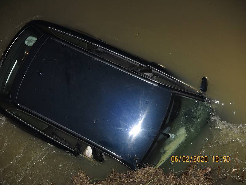 U Podolí se řidič prchajícího auta snažil policejní hlídku setřást tím, že prudce odbočil doprava. Tento manévr však nezvládl a havaroval do řeky Olšavy.