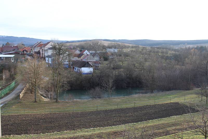 Obec Slavkov na úpatí Bílých Karpat.