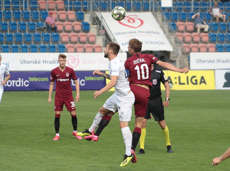 Fotbalisté Slovácka (v bílých dresech) v posledním zápase základní části FORTUNA:LIGY prohráli se Spartou 0:2