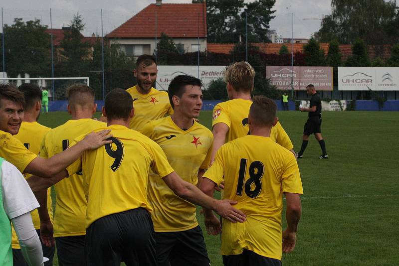 Fotbalisté Kroměříže (žluté dresy) remizovali v Kunovicích s domácím Slováckem B 3:3.