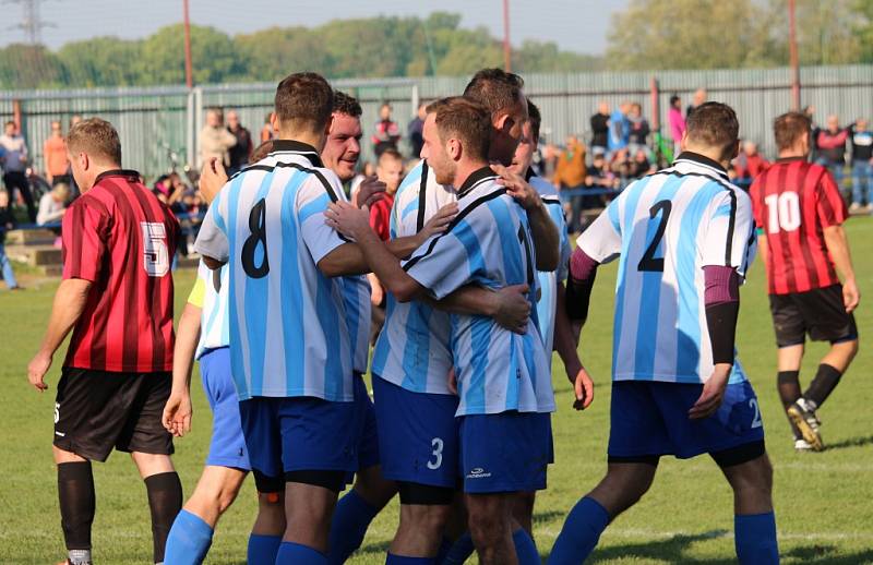 Fotbalisté Jarošova podlehli v derby celku Kněžpole (v modrobílém) 2:3.