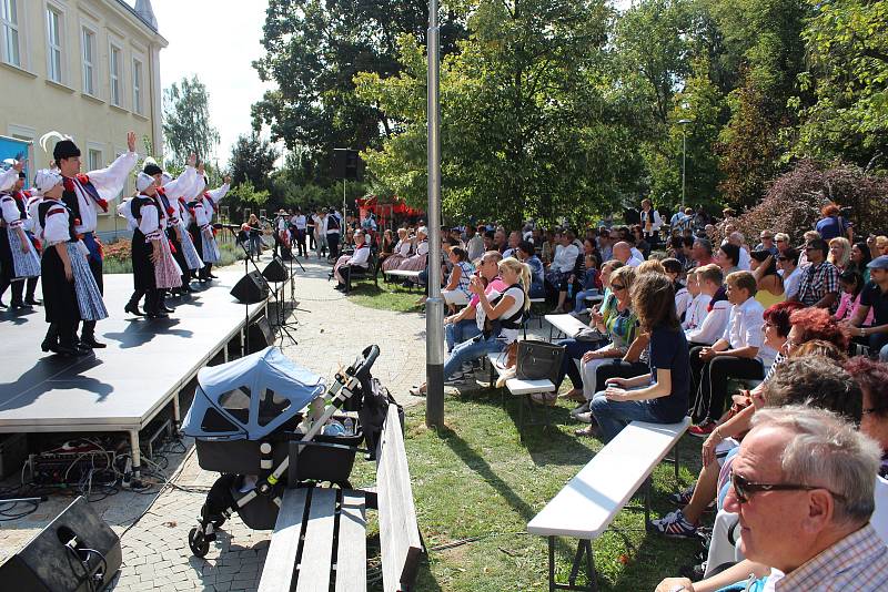 Na Slováckých slavnostech vína se představil i mikroregion Dolní Poolšaví v parku před uherskohradišťskou obchodní akademií.