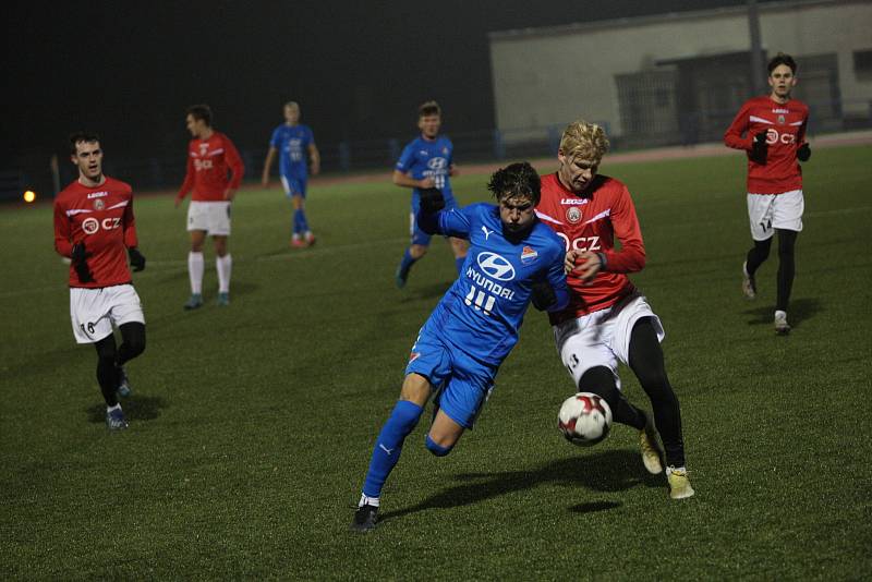 Fotbalisté Uherského Brodu (červené dresy) v přípravném zápase podlehli dorostu Baníku Ostrava 0:7.