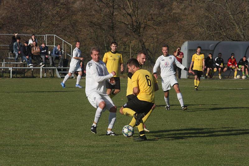 Fotbalisté Vlčnova (bílé dresy) zakončili podzimní část sezony domácí porážkou 0:4 s Topolnou.