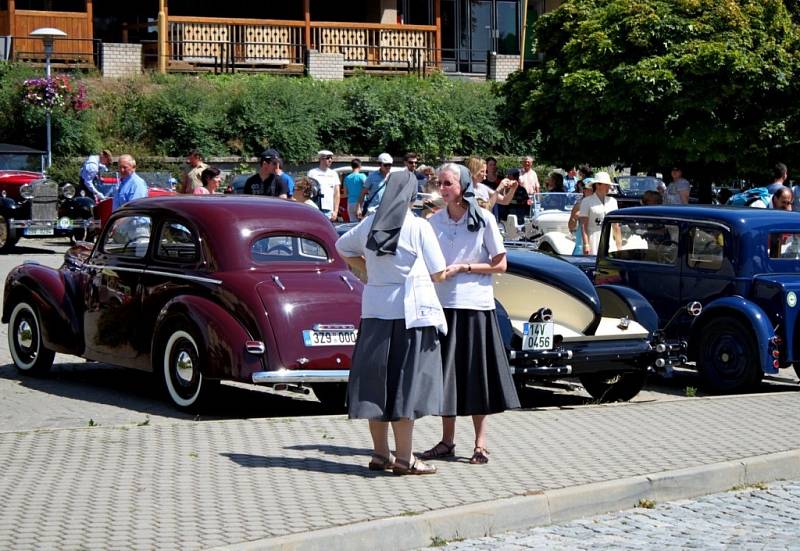 VETERÁNI. Nablýskanými historickými vozidly se v sobotu mohli kochat občané Velehradu i jeho návštěvníci.