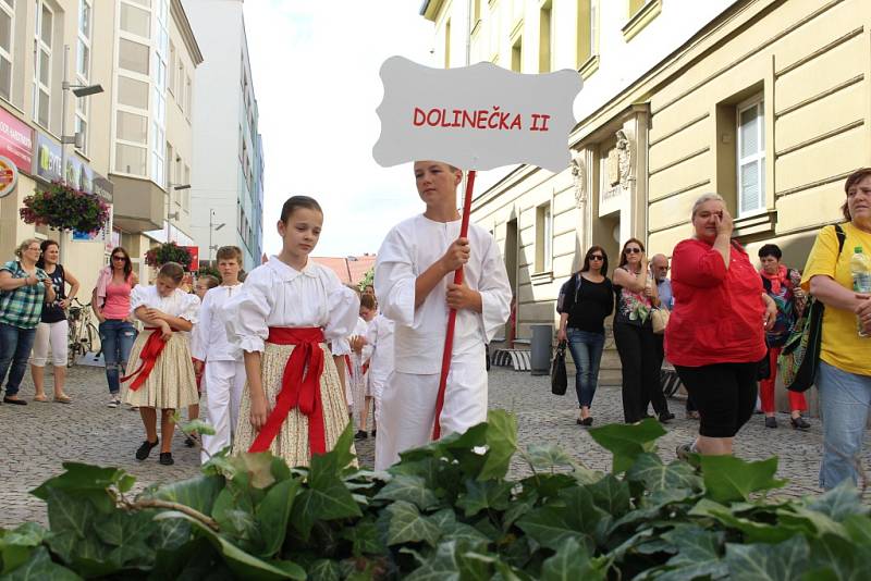 Krojovaný průvod v ulicích Uherského Hradiště tradičně patří k zahájení Kunovského léta. 