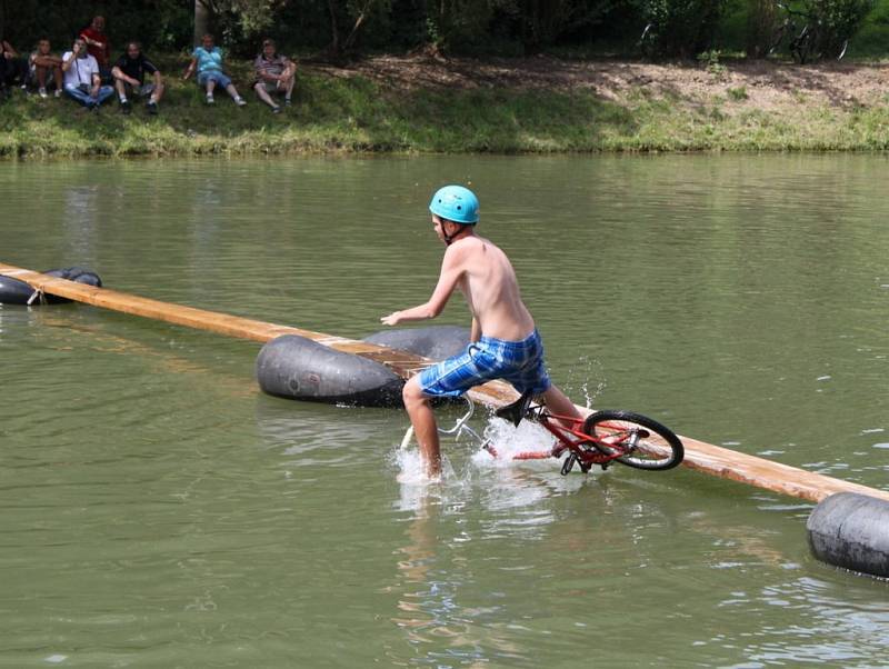 U NÁDRŽE. Na 15. ročníku neckyády na Salaši nebude o dobrou zábavu nouze.