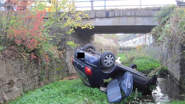 Se zraněními v péči záchranářů skončila v Bojkovicích jízda osádky automobilu, jehož řidič po nezvládnutém manévru „přistál“ v korytě tamního potoka na střeše svého vozu. Dopravní nehoda se stala v pátek 26. října v 16.30 hodin.