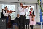 Vystoupení folklorních souborů, cimbálová muzika, degustace moravských a slovenských vín, ale hlavně čtvrtý ročník  boršického šlapání hroznů vábil do areálu Dvora pod Starů horů přes tři návštěvníků.