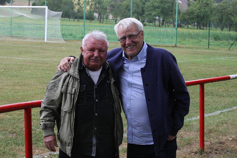 Fotbalisté Částkova (zelenobílé dresy) v rámci oslav výročí 80. let vyzvali starou gardu ligového Zlína.