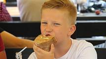 Na jubilejním desátém pečení chleba v Dolním Němčí si návštěvníci u místního Muzea Na Mlýně mohli pochutnávat na osmačtyřiceti bochnících se sádlem a cibulí či škvarky.