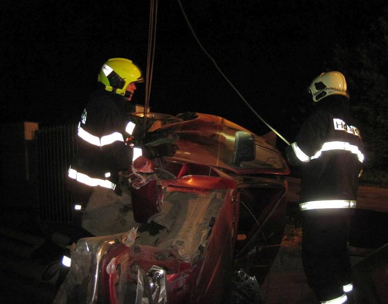 Nehoda v Drslavicích: auto vyletělo ze silnice a zdemolovalo oplocení pozemku
