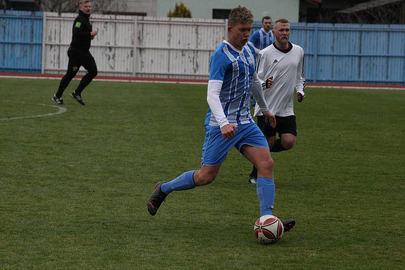 Fotbalisté Hluku (modrobílé dresy) v 16. kole I. A třídy skupiny B přehráli sousední Kunovice 3:1.