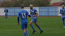 Fotbalisté Hluku (modré dresy) zakončili podzimní část sezony domácí výhrou nad Nivnicí 3:1.