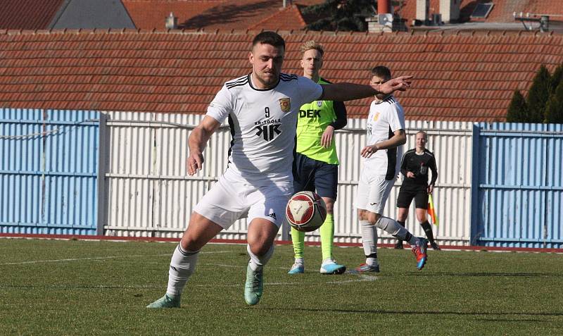 Fotbalisté Hluku (fosforové dresy) v dohrávce 10. kola krajské I. A třídy skupiny B deklasovali Bojkovice 8:1.