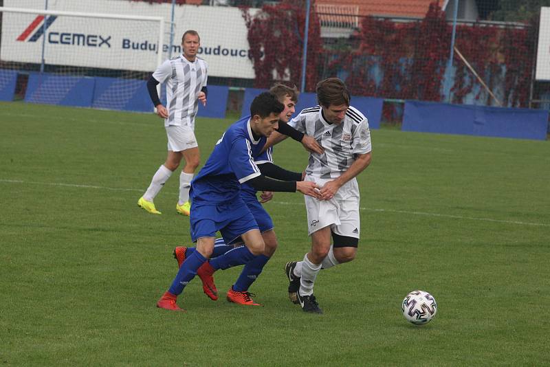 Fotbalisté Kunovic (modré dresy) v 11. kole krajské I. A třídy skupiny B i bez omluveného trenéra Chaloupky zdolali Těšnovice 2:1.