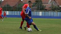 Fotbalisté Kunovic (modré dresy) ve 3. kole krajské I. A třídy skupiny B podlehli Újezdci 1:4.