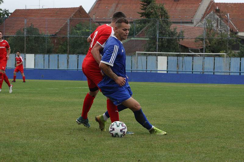 Fotbalisté Kunovic (modré dresy) ve 3. kole krajské I. A třídy skupiny B podlehli Újezdci 1:4.