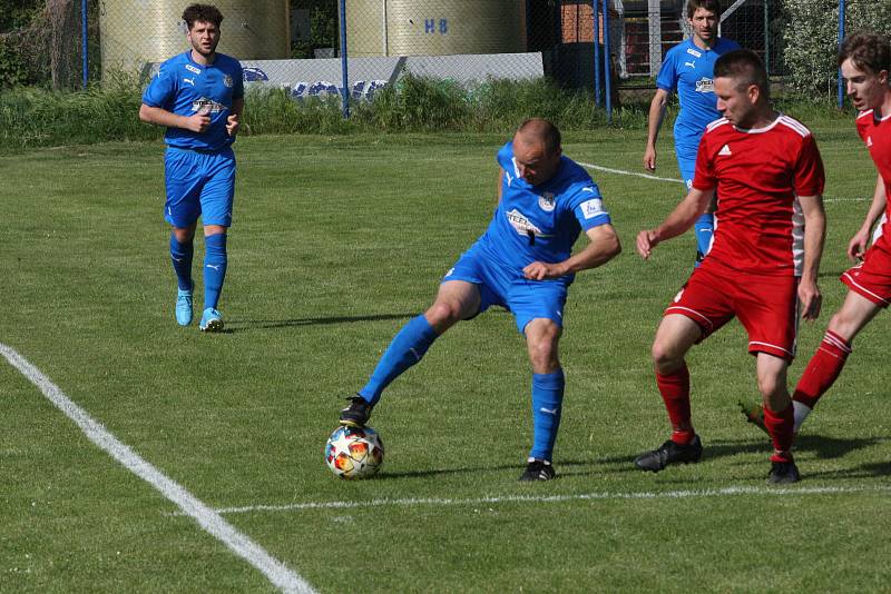 Fotbalisté Ořechova (modré dresy) ve 23. kole I. B třídy skupiny C doma rozstříleli poslední Uherský Ostroh 8:0.