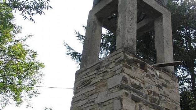 Milan Ruman světí původní zvonici. 