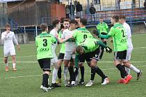 Fotbalisté Slovácka B (bílé dresy) podlehli při jarní třetiligové premiéře Vrchovině 1:3.