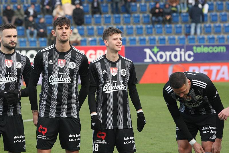 Fotbalisté Slovácka (bílé dresy) vstoupili do jarní části sezony sobotním domácím zápasem s Českými Budějovicemi.