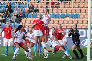 České fotbalistky (červené dresy) na stadionu v Uherském Hradišti zápasem proti Dánsku odstartovaly kvalifikaci o postup na mistrovství Evropy.