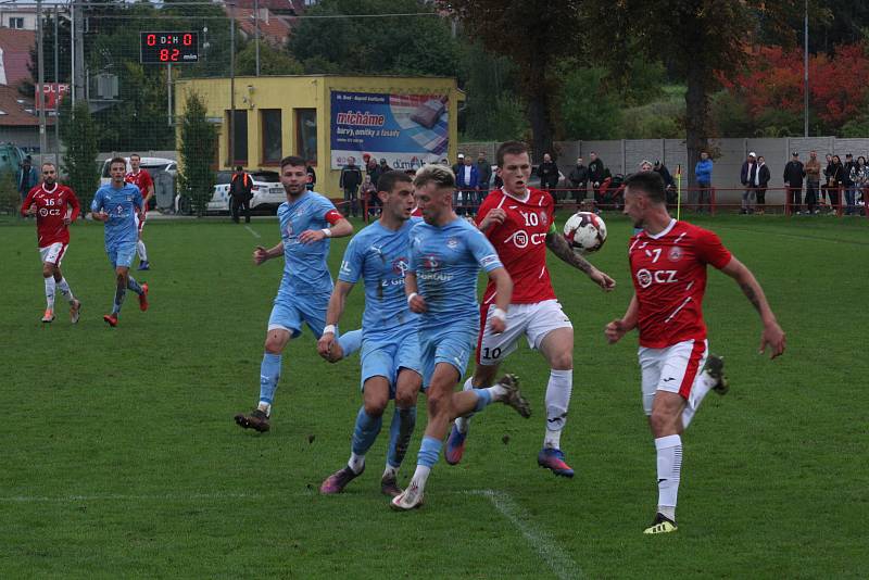 Fotbalisté Uherského Brodu (červené dresy) v 9. kole MSFL remizovali se Slováckem B 0:0.